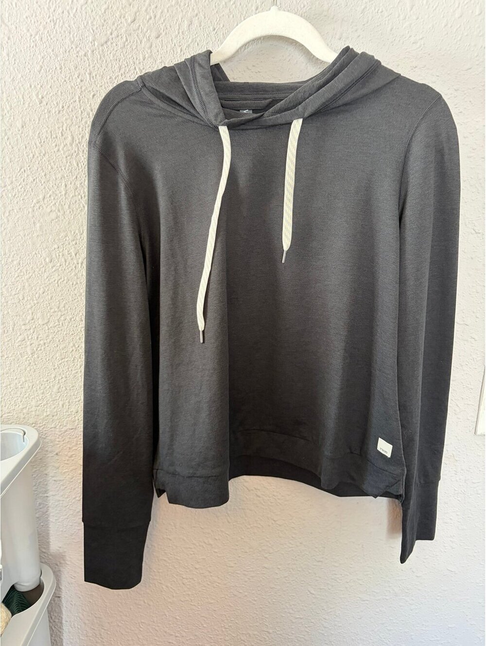 Vuori Halo Essential Hoodie Black Heather size M. EUC. On website for $96.